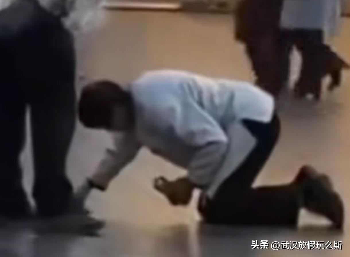 武汉skp的跪着擦地大爷图发酵，多数网友说按商场“尿性”，可能工作都不保了。
原