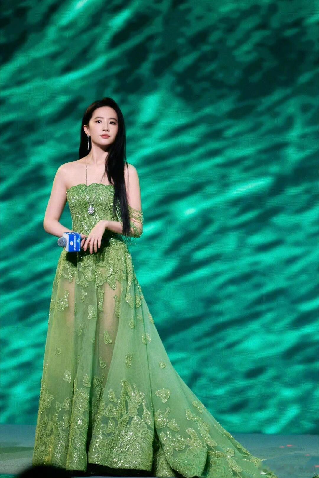 说溜肩，刘亦菲高情商回应”的主题：在娱乐圈这个充满话题与争议的世界里，每一位明星