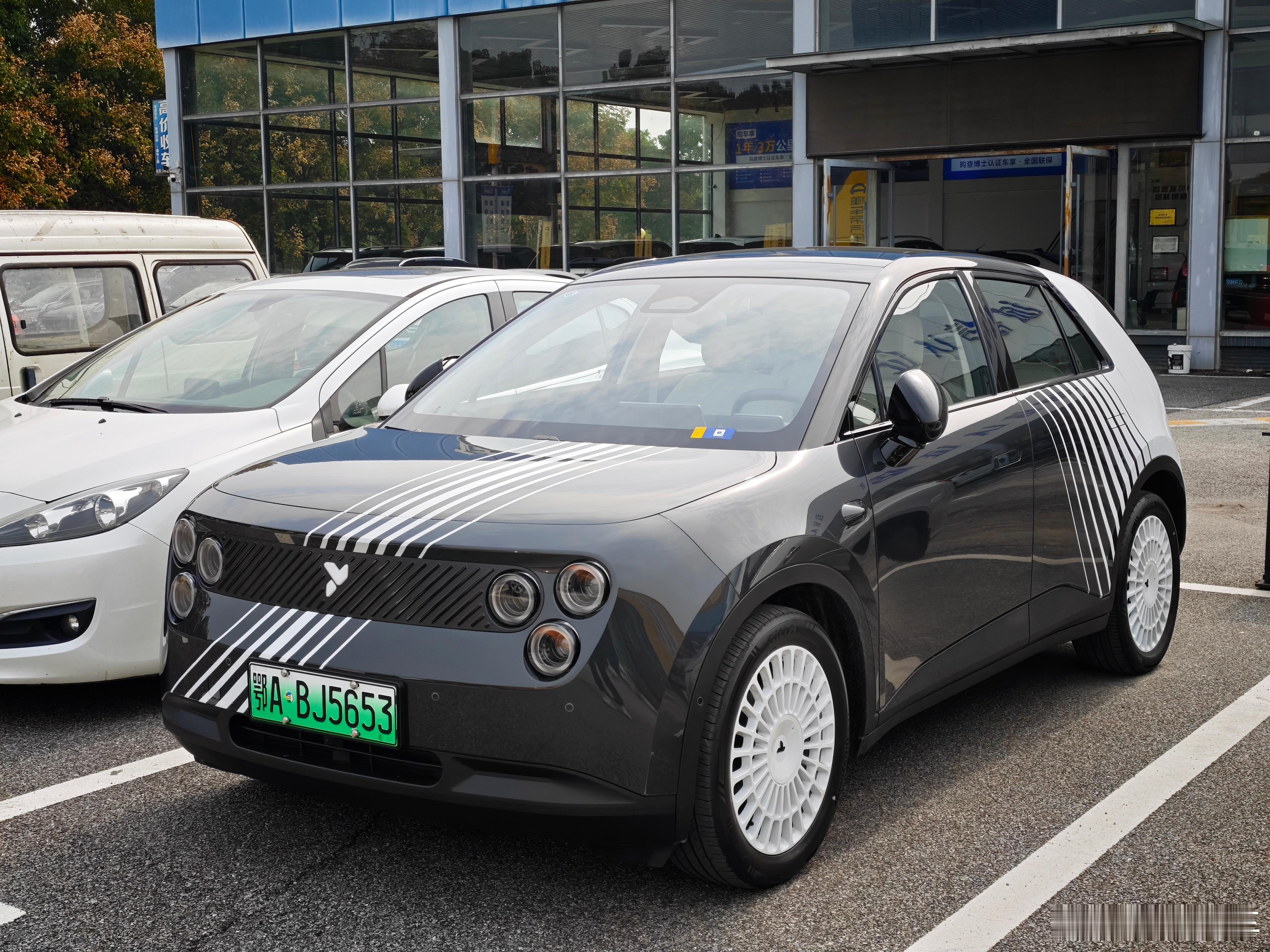 第一次见到萤火虫夜行特别版实车 这个配色有点闷骚啊 黑白拉花 白轮毂 紫色内饰 