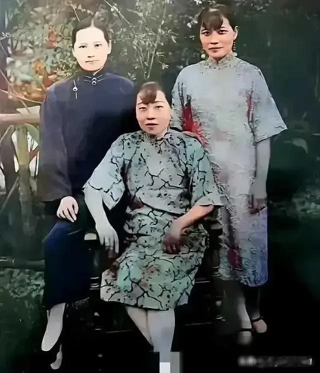 大姐爱钱，小妹爱权，二姐爱国！