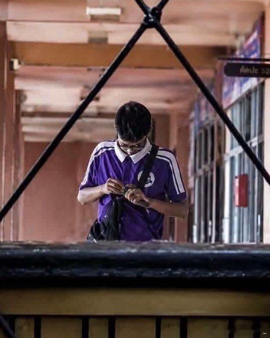 泰国得到武器还是太容易了，9毫米手枪啊！泰国初中生饮弹自尽前开了26枪