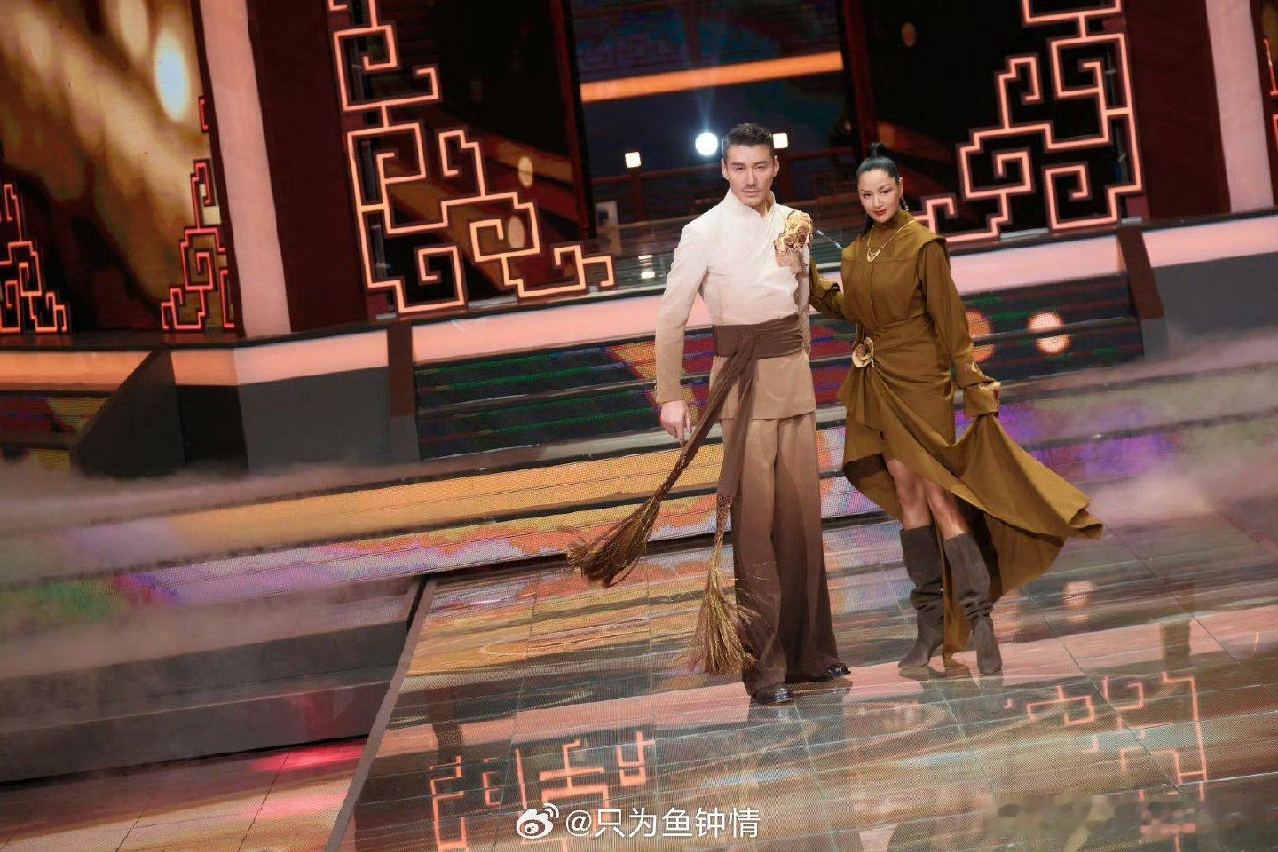 胡兵瞿颖情人节虽迟但到 磕到就是赚到！胡兵瞿颖情人节虽迟但到，同框画面太养眼，温