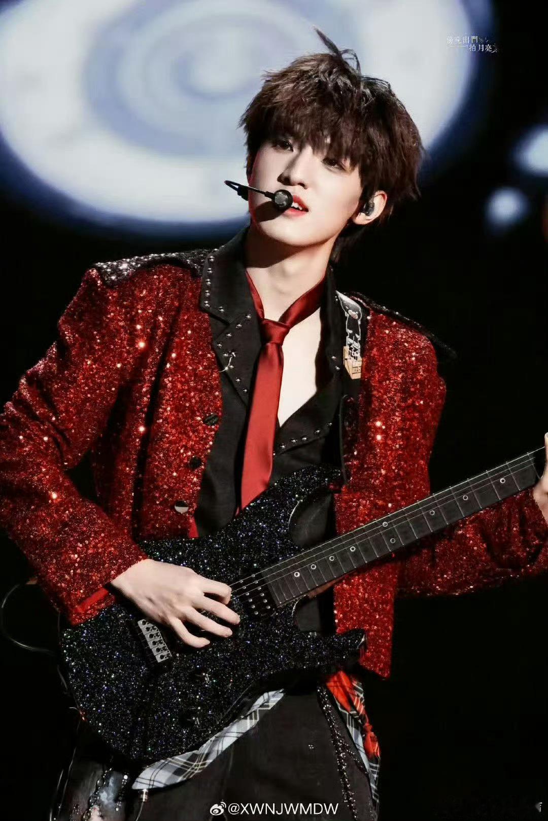 张泽禹别回头别停留变装 一键切换的是造型，不变的是向前的坚定。染回黑发前的影像值