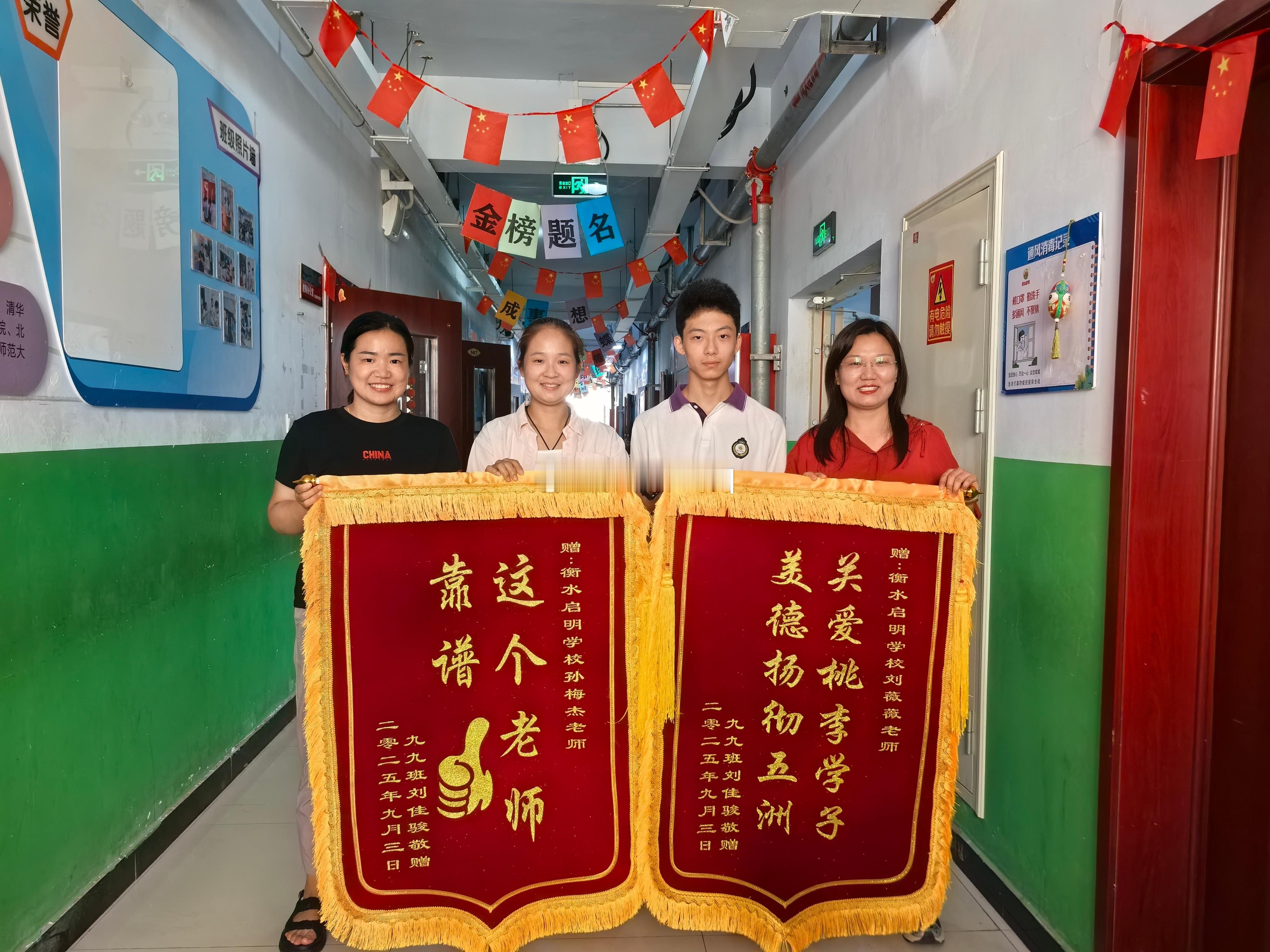 葛晓倩再爆料张雨绮启明很棒 葛晓倩再爆料张雨绮葛晓倩实惨，张雨绮从来不敢回应。张