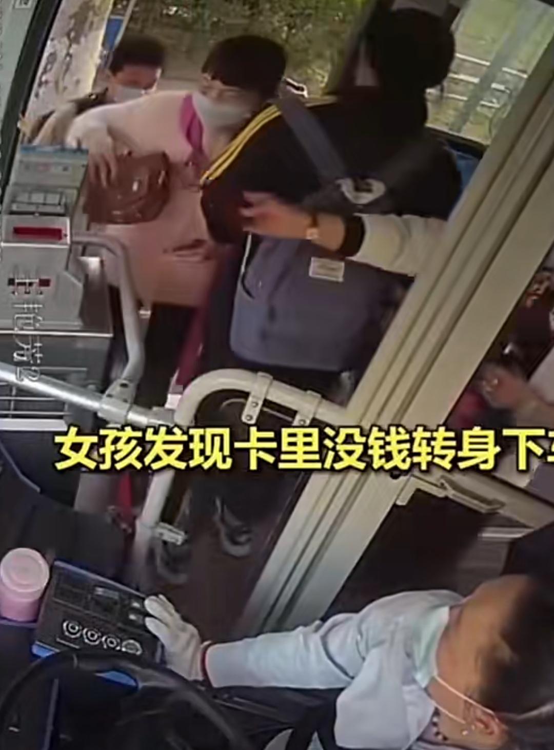 公交司机暖心相助，平凡善意温暖城市
 
在武汉一辆623路公交车上，发生了一段温