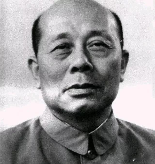 陈郁原名陈旭贵，1901年11月11日生于广东宝安（今深圳） 。

1925年入