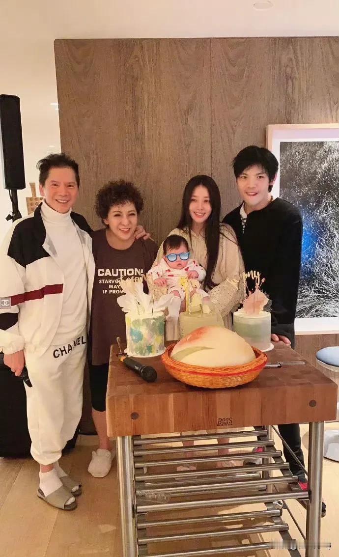 郭碧婷生第一胎的时候素颜出镜，不施粉黛的样子真的好美好清透。女人在产后会自带一种