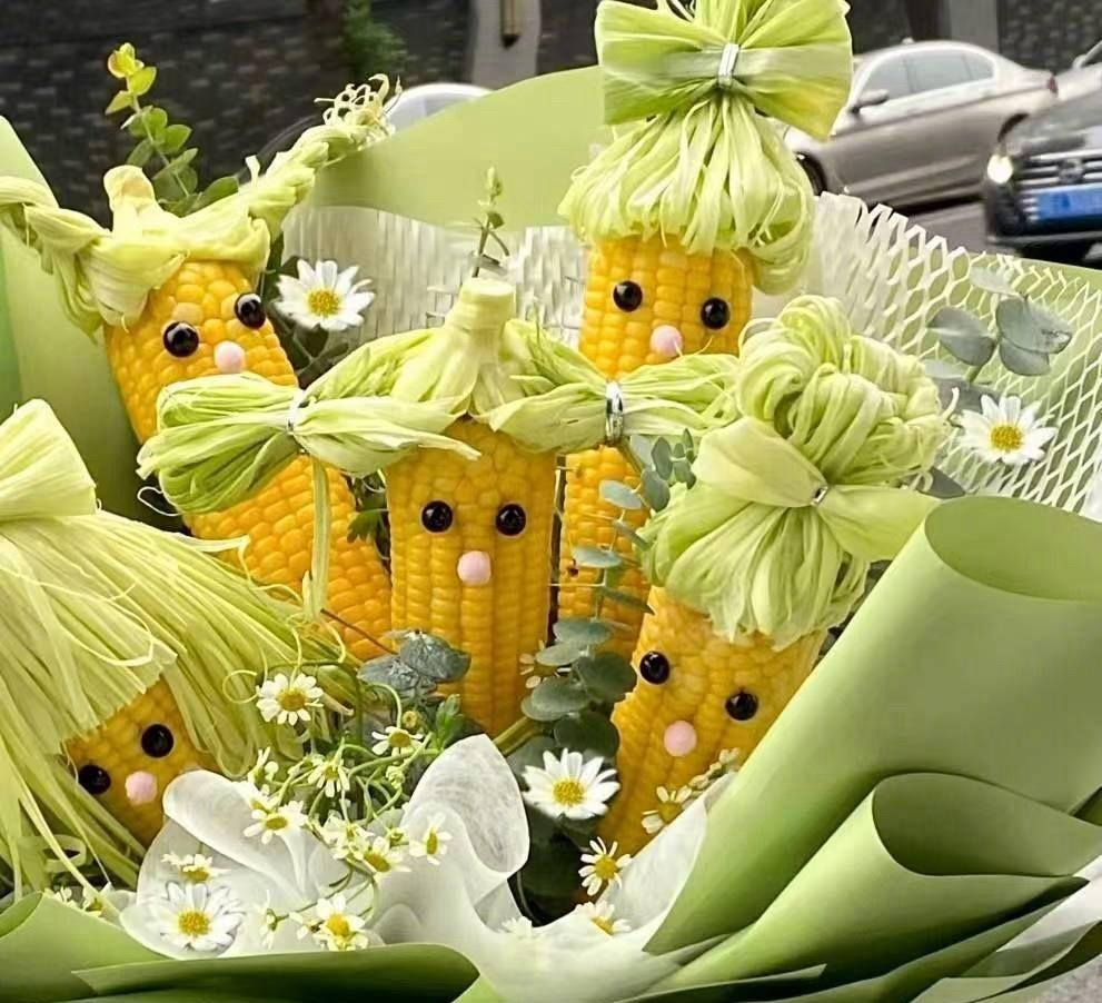 这不挺好嘛！年轻人终于开始对那种“必须烧钱才叫爱”的套路说不。

蔬菜花束，能看