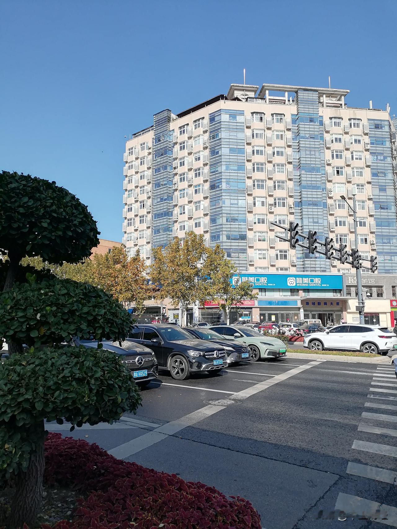 在郑州街头随手一拍，奔驰车确实不少见。走在郑州的马路上，堵车时都能堵出一排BBA