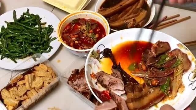 我作为没出嫁的小姑子最有发言权，我妈对儿媳妇比对我都好，但是我嫂子一点都不领情！