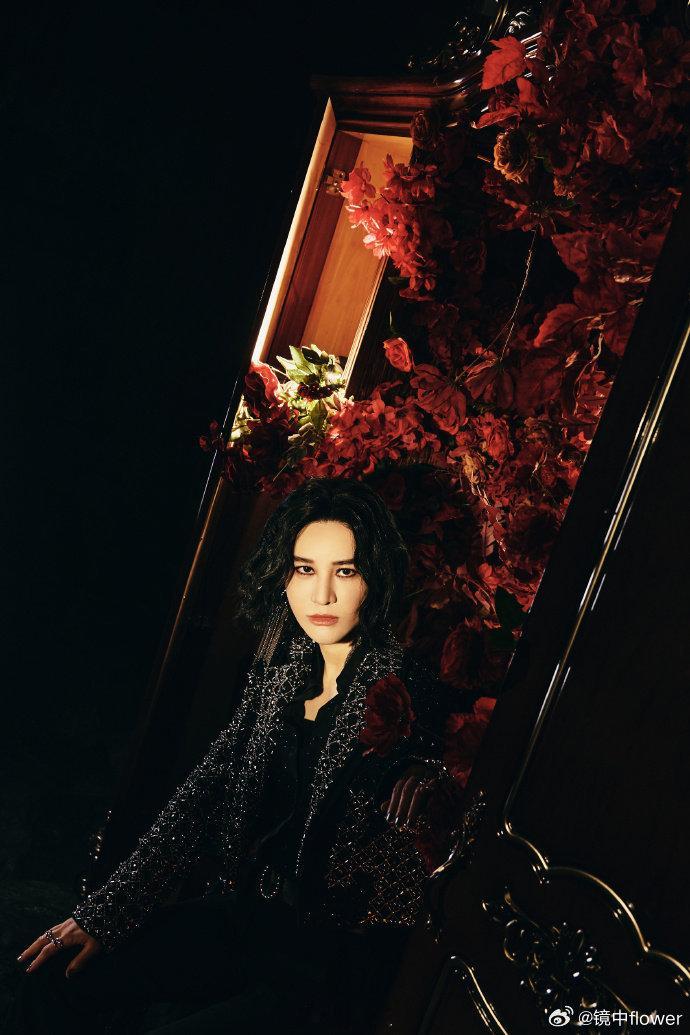 尚雯婕全开麦舞台强得可怕  尚雯婕全开麦唱《Girl on Fire》，声音激昂