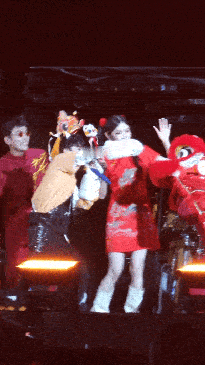 周深你是不是唱歌不赚钱啊 不然为啥每首歌都充满诚意！没有敷衍的改编，没有套路的演