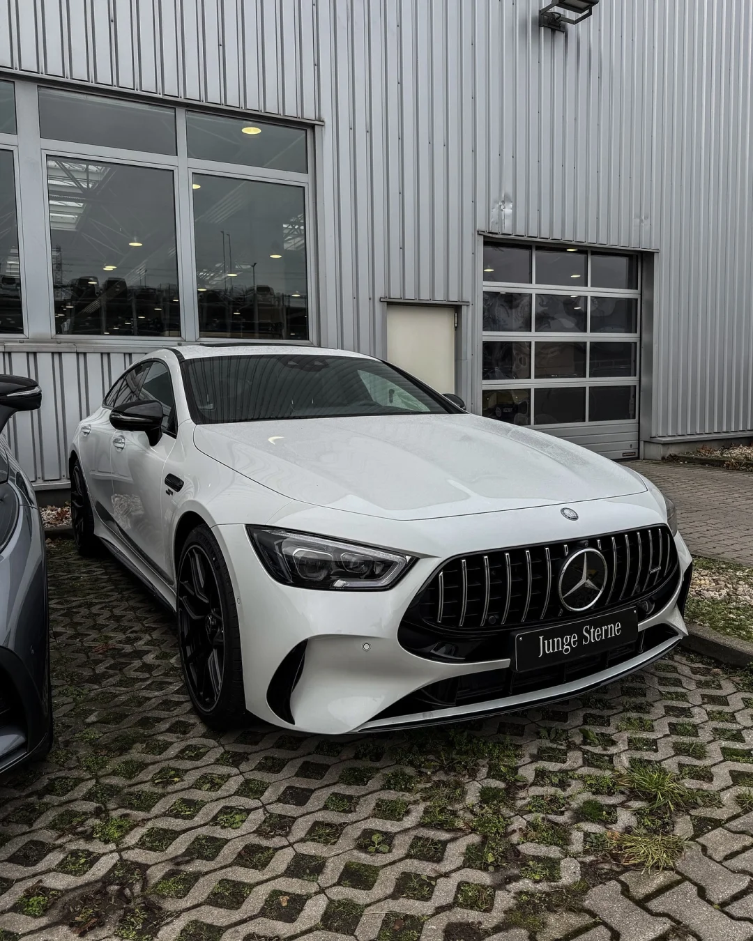 白色奔驰AMG GT53