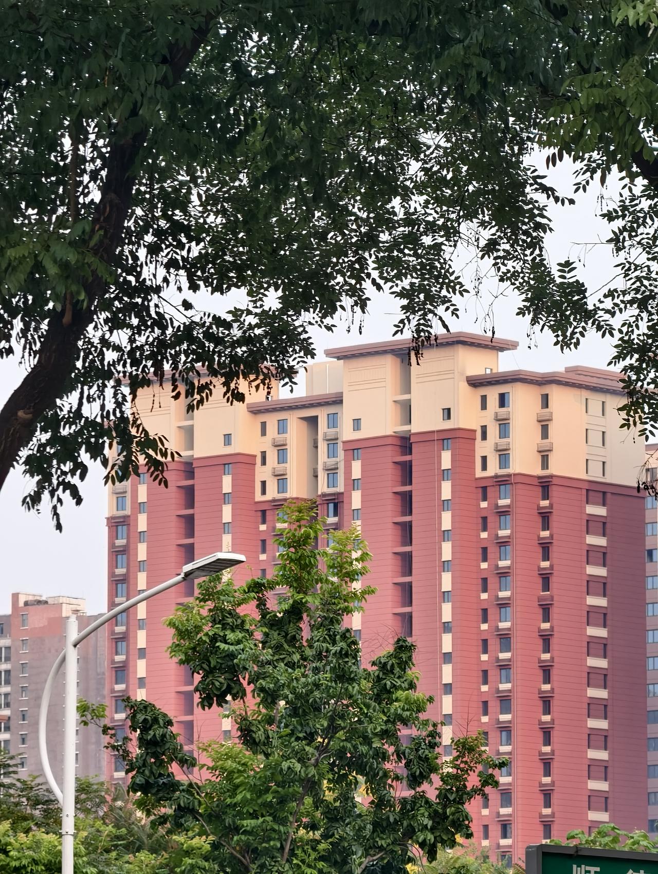 总之:几十年前的高考：窄门、精英、一步改变一生，难考上，但考上就稳了，跳龙门；