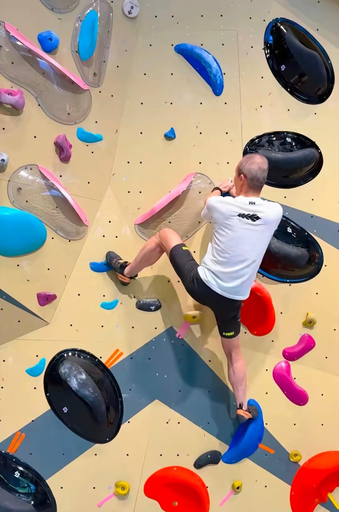 75岁王石彻底不装了！

3月12日，王石在社交平台更新视频，这次他一改往日形象