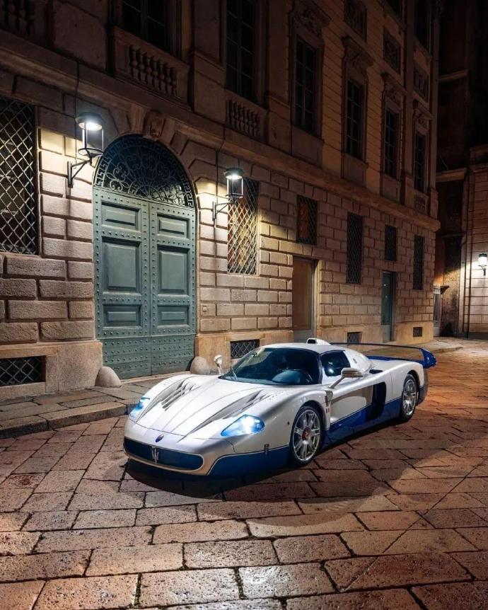 玛莎拉蒂 MC12 隶属于 FIA GT 赛事衍生限量车系，搭载 6.0L 自吸