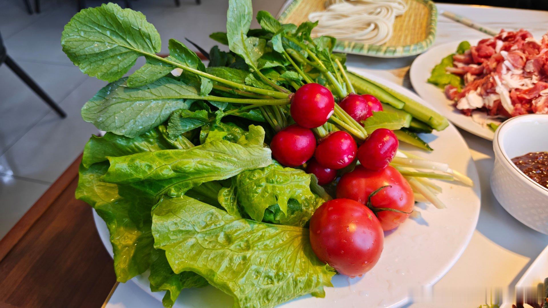 吃个健康午餐，下午拍法拉利849TESTAROSSA去。关于这车大家有啥想知道的