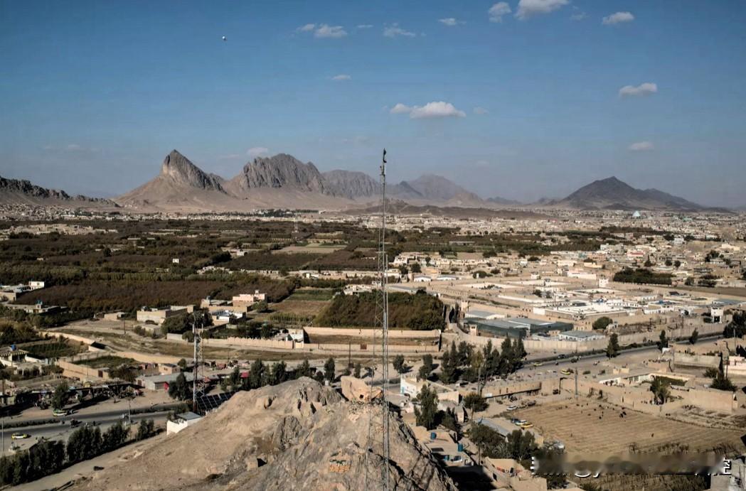 【阿巴边境战火昨夜再起】
    阿富汗政府发言人穆贾希德发布消息称，12月5日