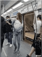 地铁上的一幕
说白了
好人还是不能当[打脸]