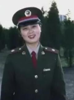 1989年，23岁清华女研究生，在去青岛的火车上，爱上一个35岁的憨厚男人。父母