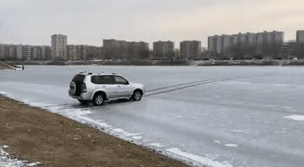 河面结冰，
每年都有很多车主前来挑战，
但是吧，
我觉得这个真的很危险。
万一，