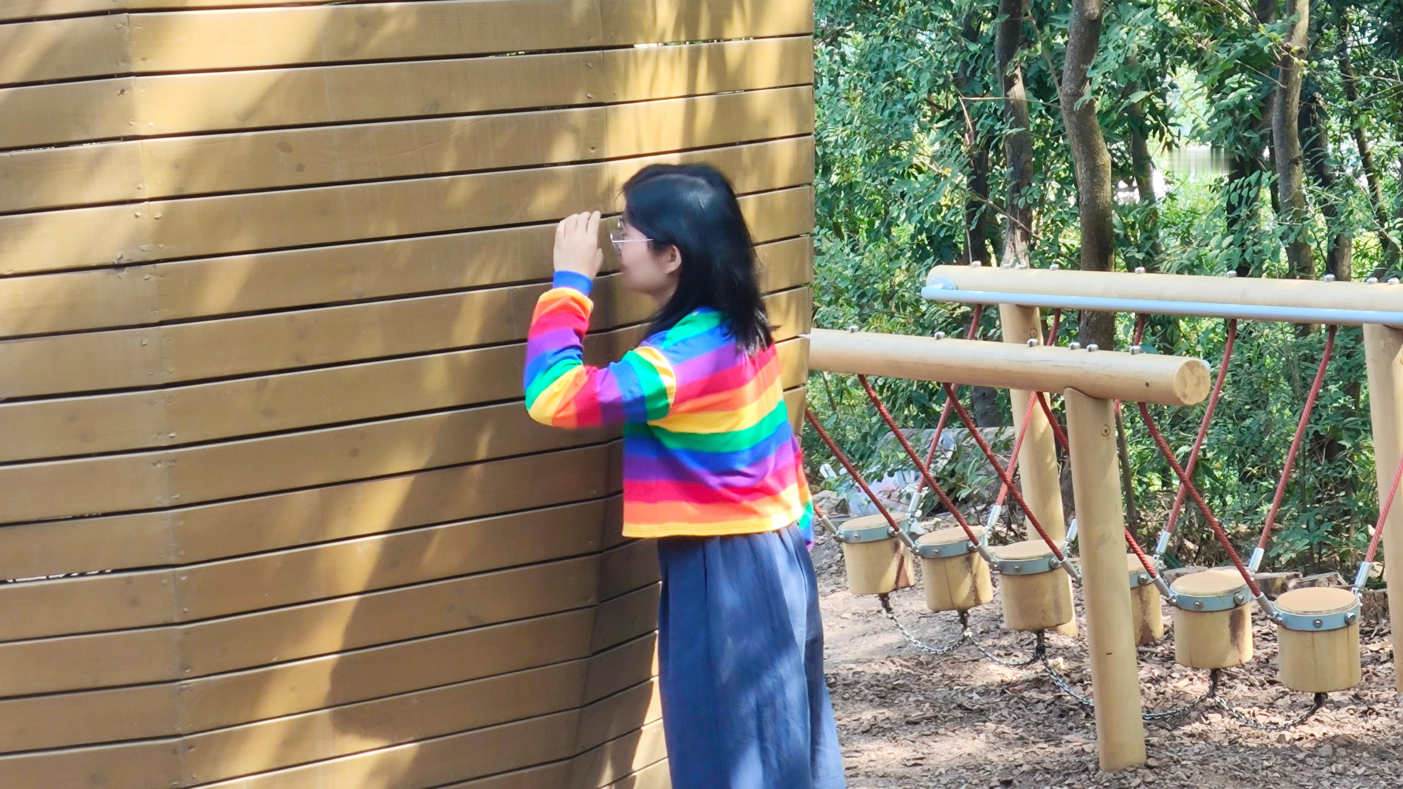 估计这位女士(年轻的妈妈)并不知道她穿的长袖T恤衫彩虹图案表达的是什么意思。 深