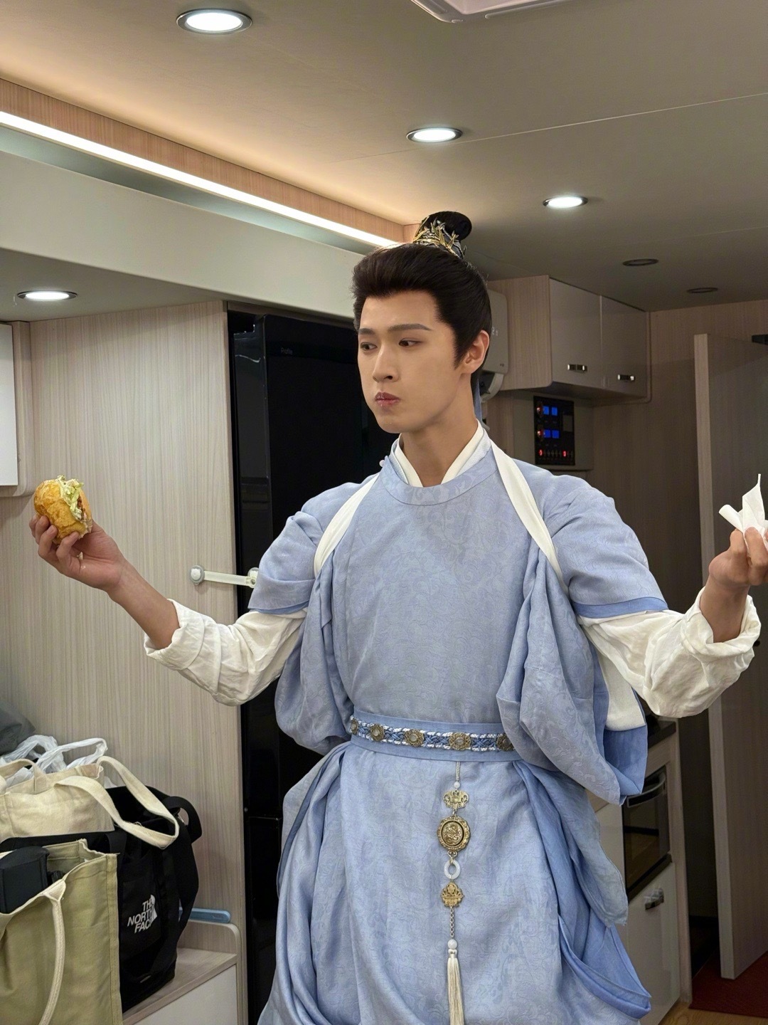 哈哈哈哈哈，李昀锐哥哥好可爱，为啥怎么吃都不胖呢！｜李昀锐[心] ​​​