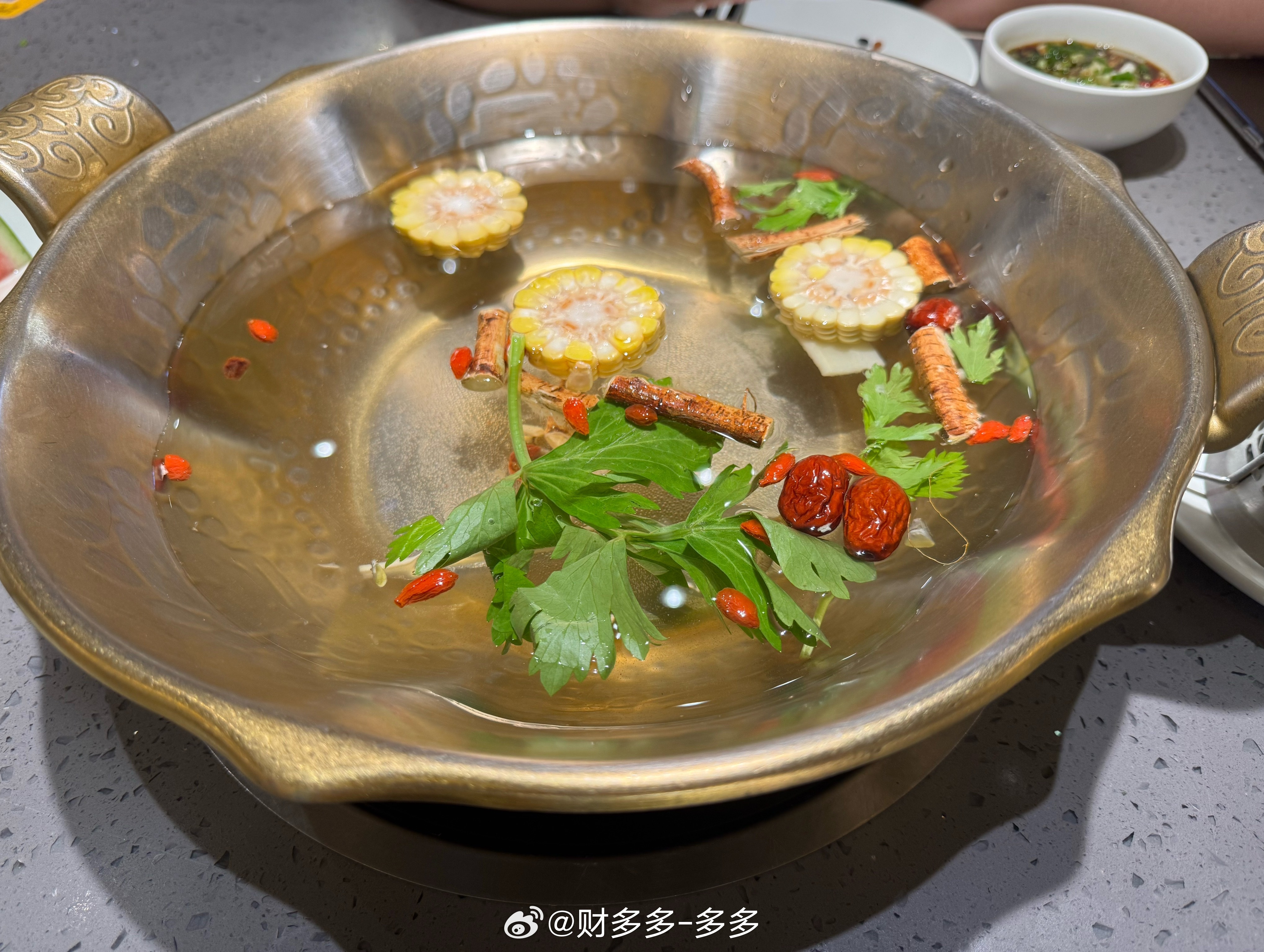 一边是小啤酒，一边是养生版五指毛桃火锅底。老板看见我自带了一听小啤酒，立马眉开眼