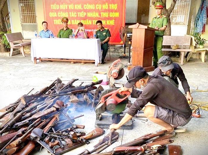 越南非法枪支销毁现场，直接切割机，政府和公安人员全程监督
