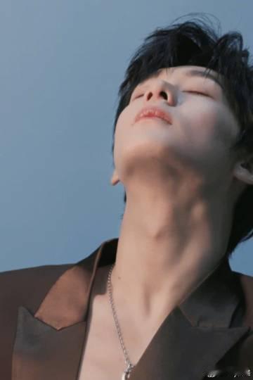 程相骨相怼脸拍能看清精致五官，远景拍能凸显挺拔身形，骨相好真的怎么拍都帅到心坎里