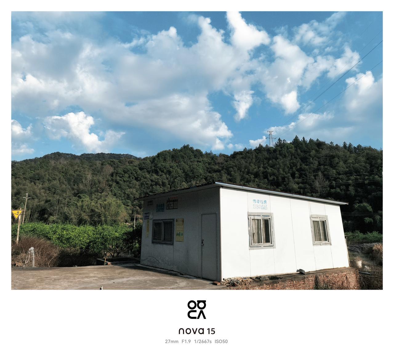 华为nova15的影像凭实力，在乡村风光场景中展现得淋漓尽致。镜头下的蓝天澄澈如