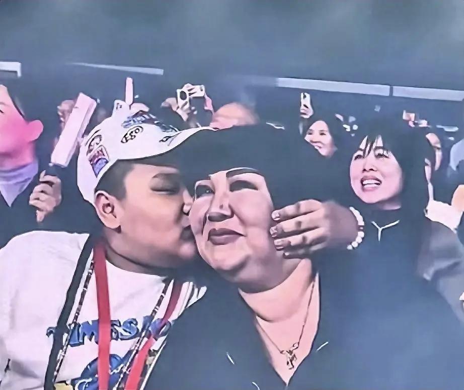 郭汾阳体重170，被王惠宠上了天！

在岳云鹏演唱会上，最吸引人的不是岳云鹏，而