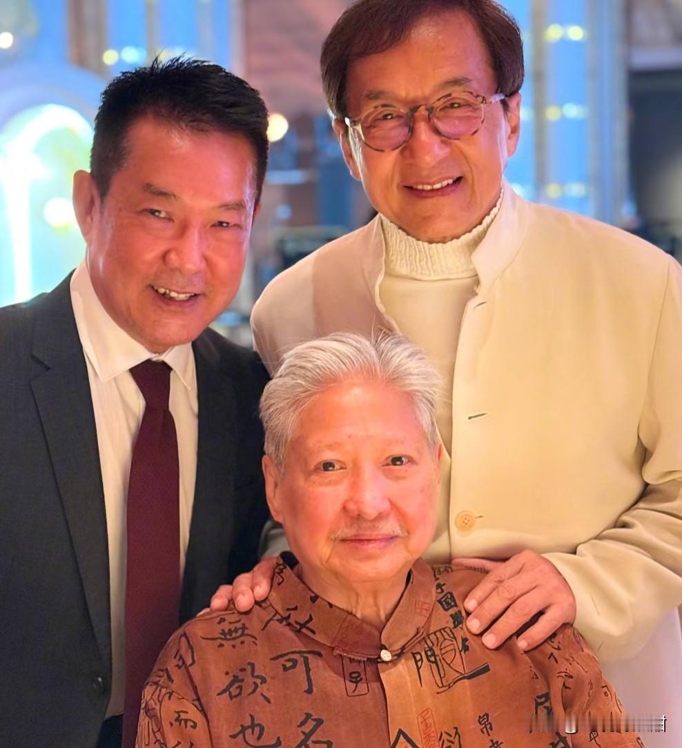洪金宝没比他俩大几岁，这么看着像两代人！
想起三兄弟合作或参演的飞龙猛将、快餐车