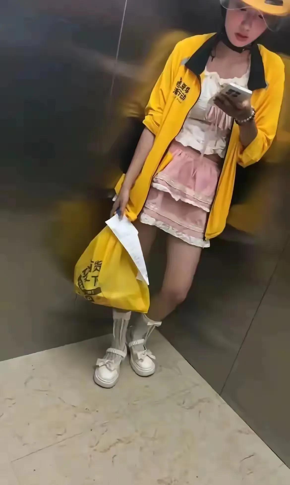 她宁可送外卖，也坚守底线。
这样的美女不多了。她代表了本世纪的贞节牌坊。
现在有