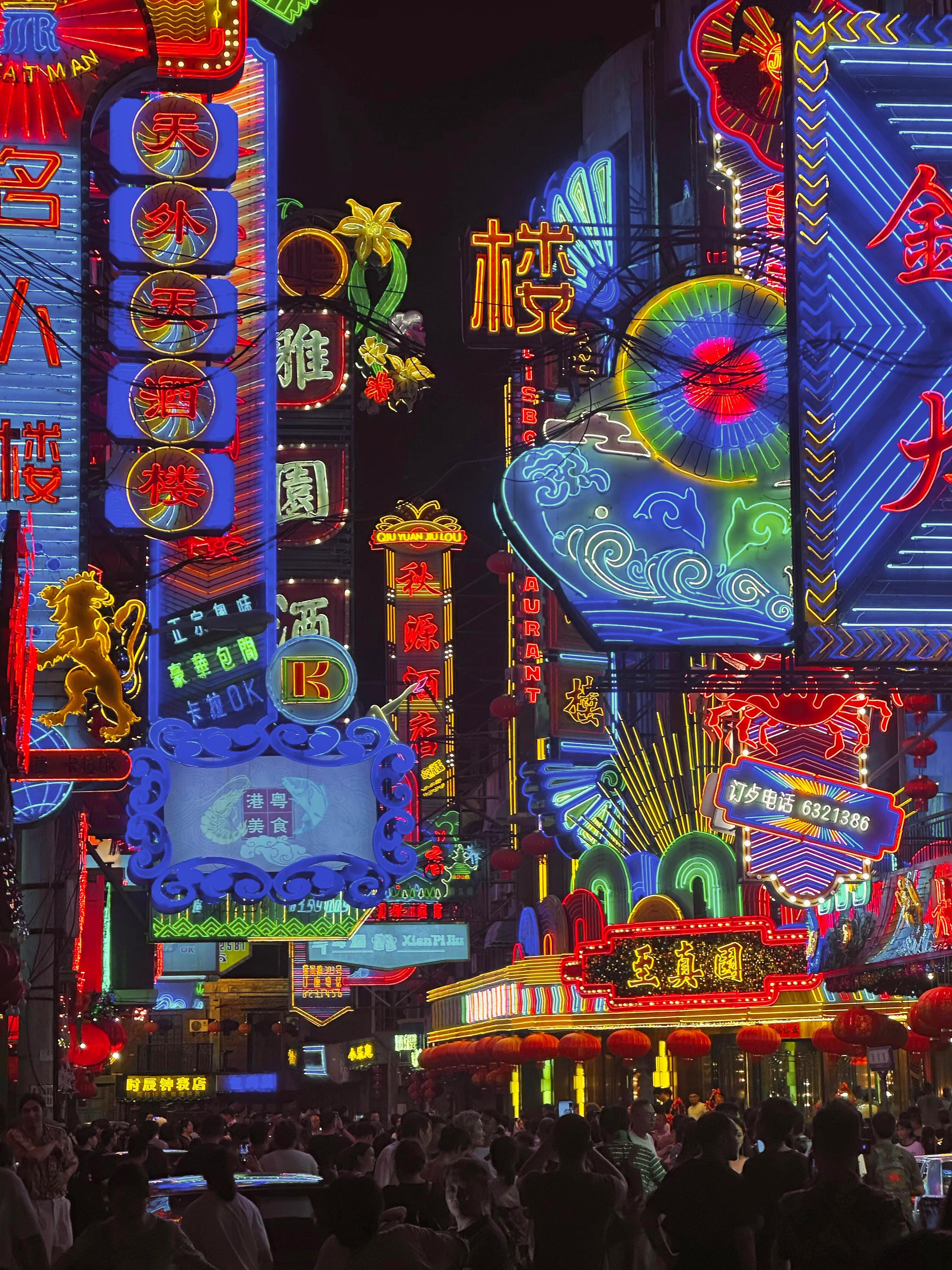 听完了《繁花》播出两周年做客井户端会议的播客，董勇、陈龙、佟晨洁重聚聊幕后，从另