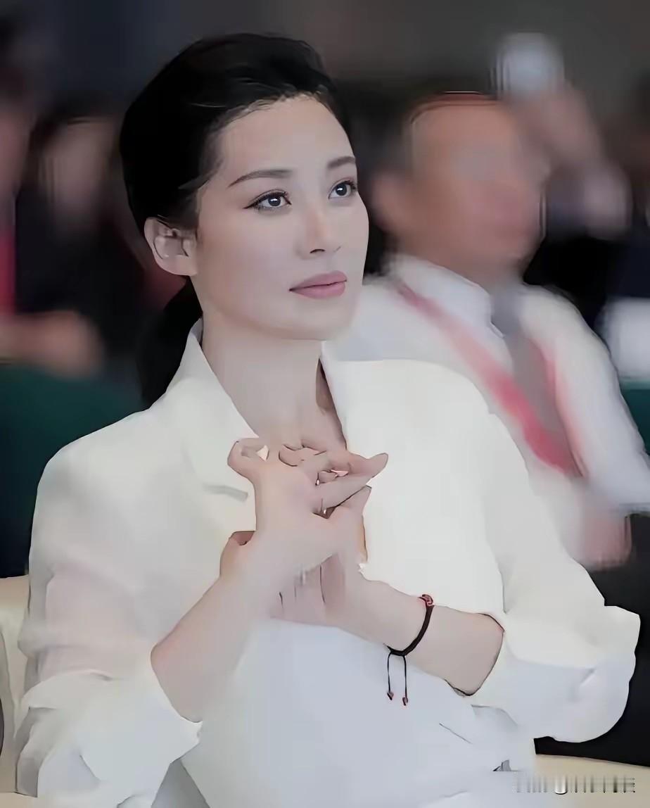 典型的东方美女韵味，大家知道她是谁吗？皮肤又白又嫩，看着都像能掐出水一般。举止雍