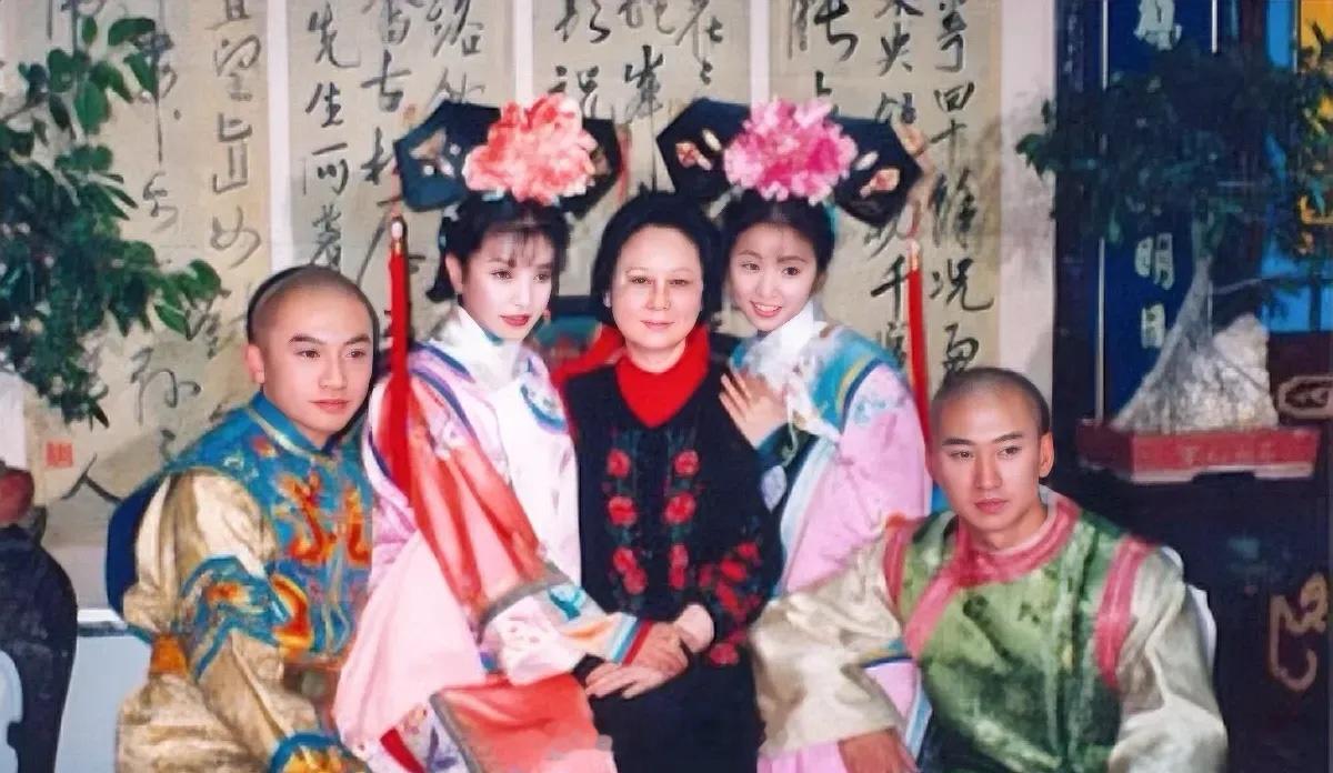 还珠3演员发文悼念琼瑶 琼瑶笔下小说情节写的情感细腻，看人的眼光更是一绝！林心如