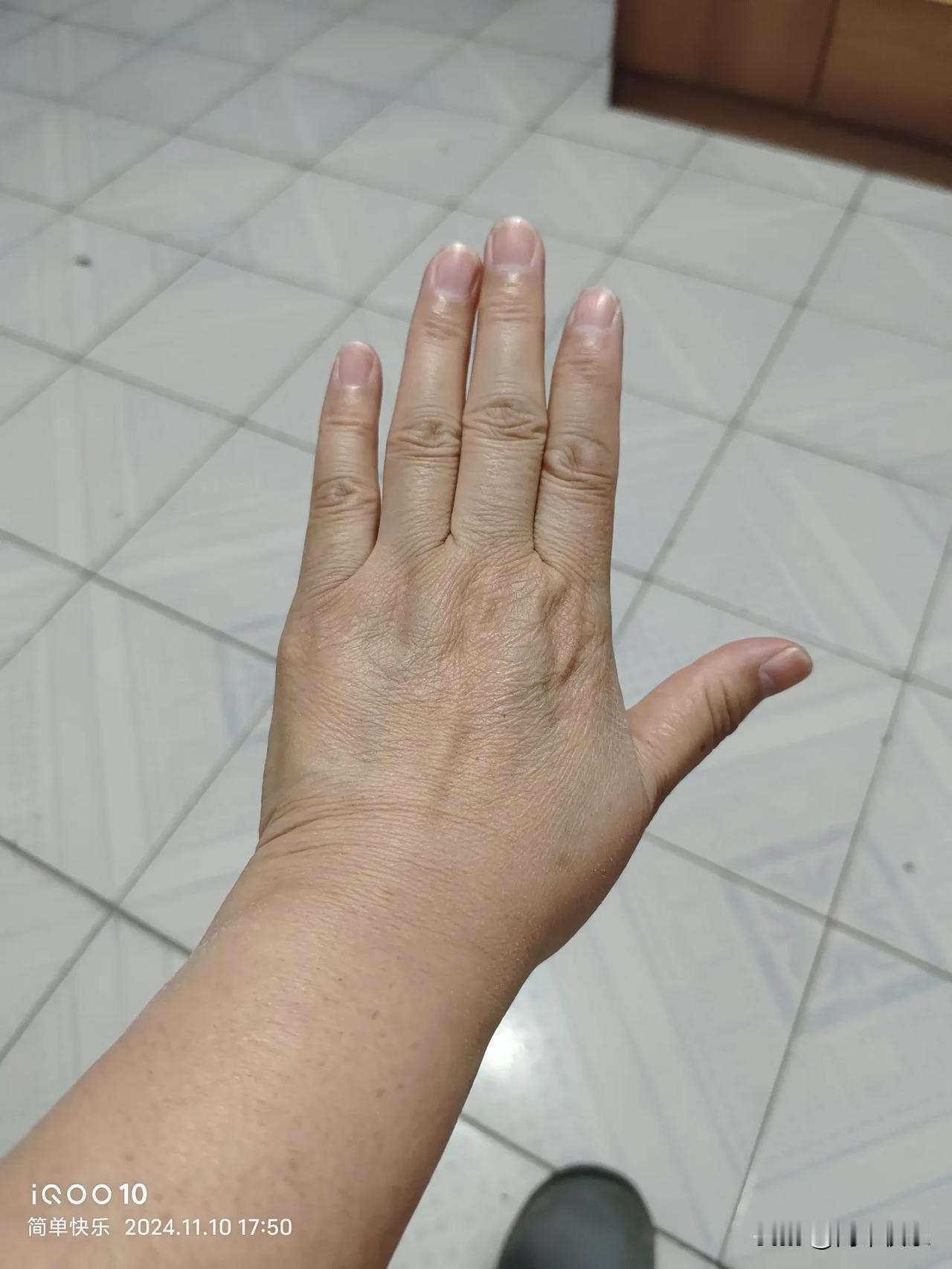 都说手是女人的第二张脸，过的辛不辛苦看手就知道。

上次回老家，站在自己门口和隔