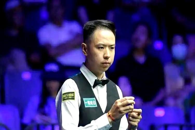 凌晨3点的斯诺克英锦赛德比战，肖国栋vs庞俊旭，结果一出球迷都炸锅了！

开局庞