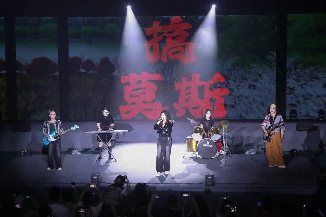 6 月 14 日晚上，湖北孝感的湖北工程学院办毕业歌会。现场发生了一件事，让全场