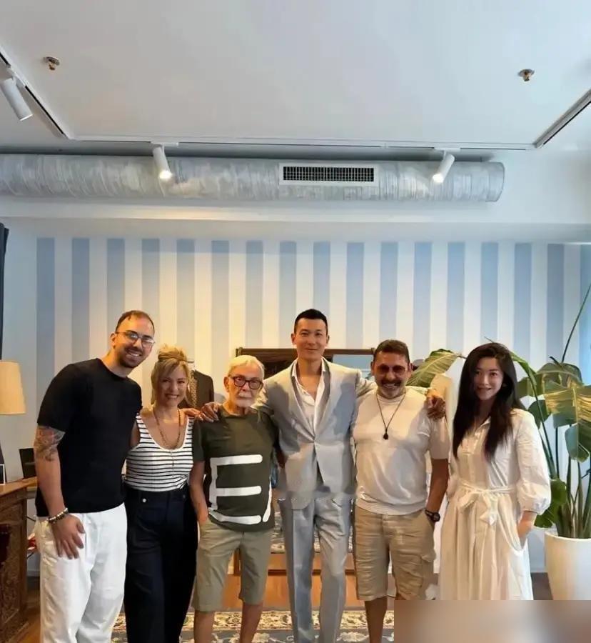 全网都在酸朱珠，说她放着豪门不嫁，偏找个小讲师。我跟你说，你把这事想反了。
你