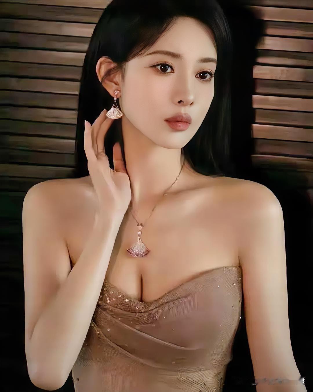 孟子义这颜值是真实存在的吗？红毯上一站就是明艳大气本尊！

一袭长裙衬得她肤白胜