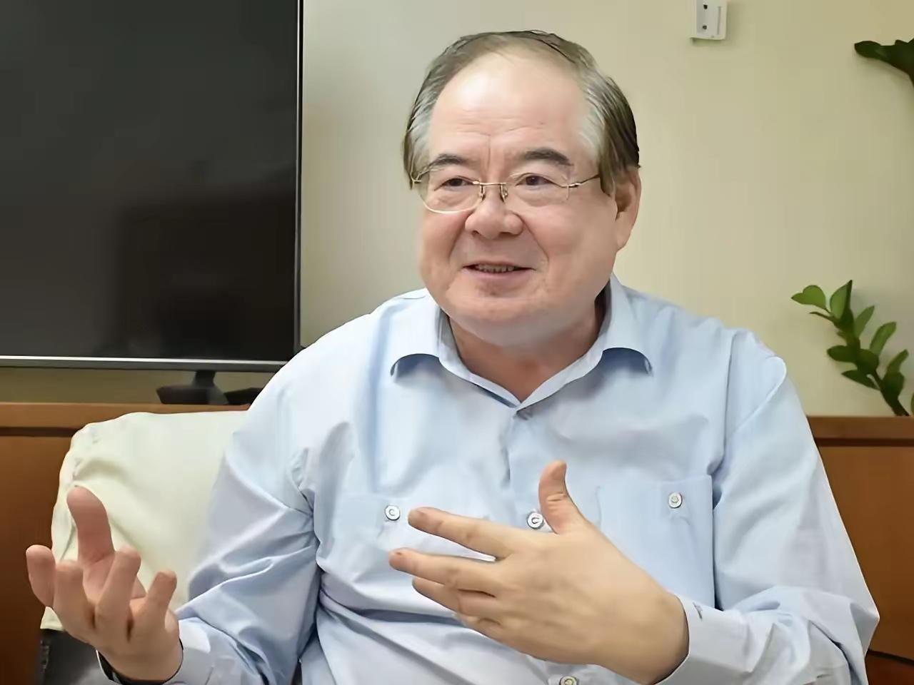 李乾龙马上77岁高龄了，却一步一步走完中山陵392级台阶完成祭拜，全程数度情不自