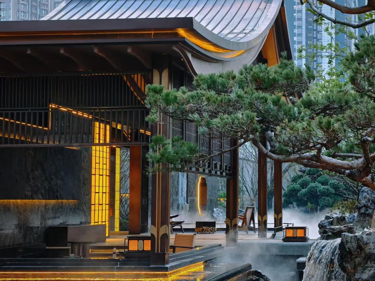 现在的房开都有这么卷了吗？以往可是把售楼部修出来就开始卖房了，最多的也就把售楼部