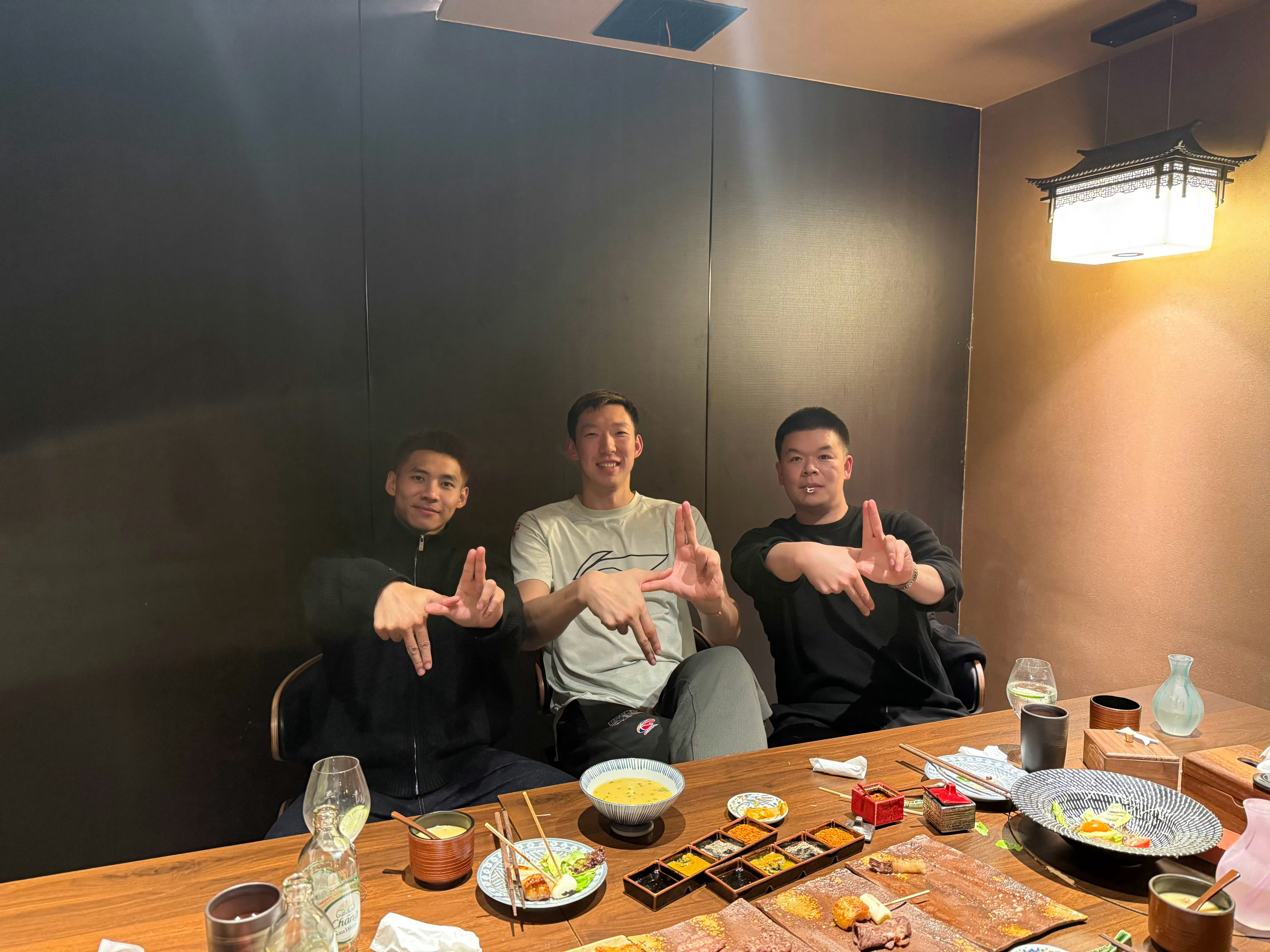 好家伙！周琦也比出“以下范上”🏀！盛宇、周琦、赵睿、唐日辉联动！ 