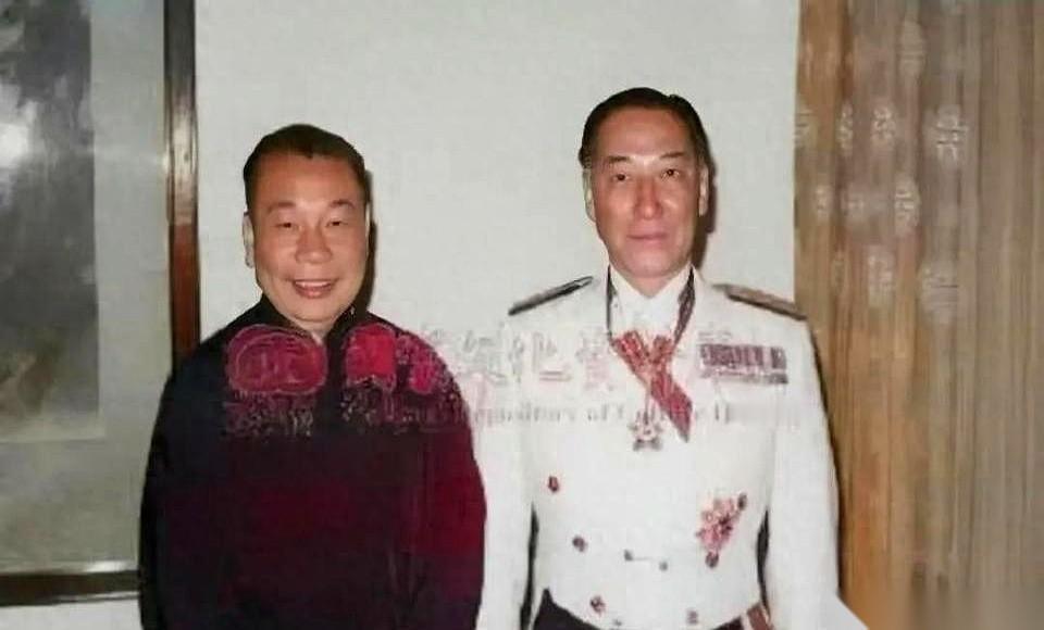 我天，第一眼晃过去，还以为是哪个年代剧的定妆照呢。
再定睛一看，给我看傻了。
这