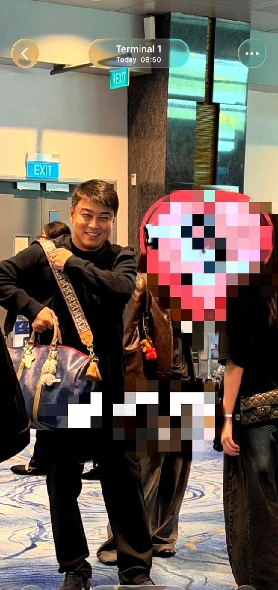 看懂王皓在机场藏不住的笑，才算看懂了竞技体育的残酷。
 
WTT新加坡大满贯落幕