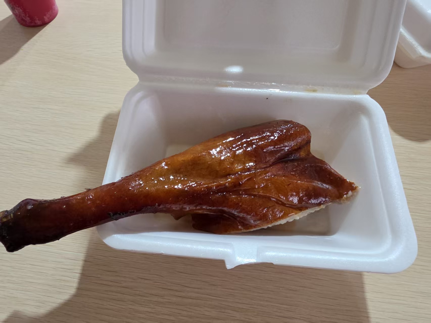 给鹅腿阿姨的清北人粉丝看一下，这才是鹅腿，又长又直，而鸭腿是手枪型的。这个烧鹅腿