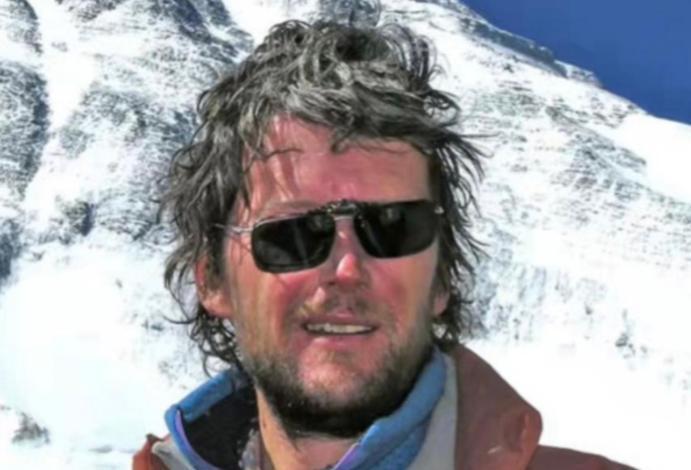 2006年，51岁的林肯霍尔成功登顶珠峰，却在下山途中停止呼吸，众人只能丢下他离