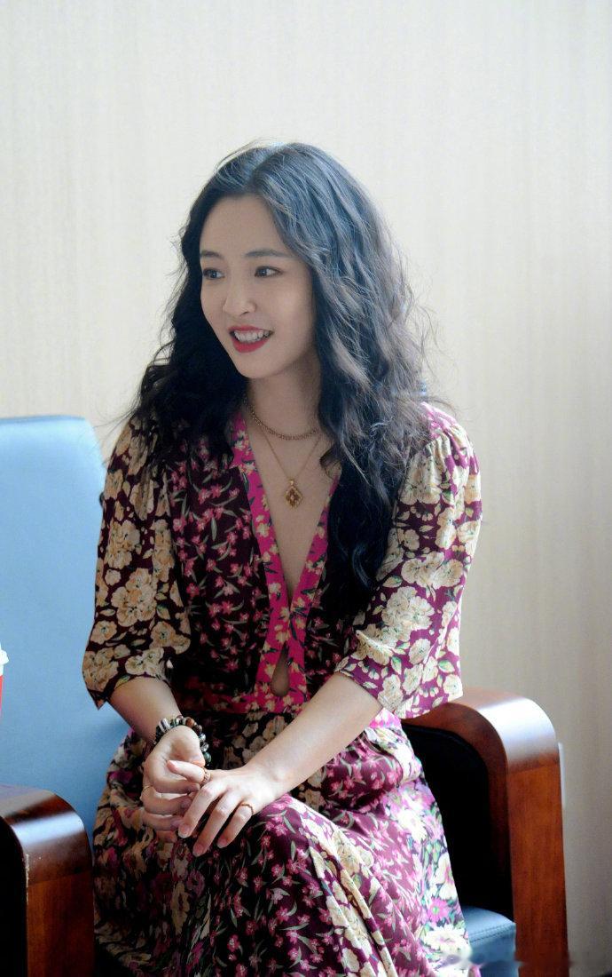 吴倩近态 哇塞哇塞，吴倩来华策影视学校讲课咯，波西米亚风的小裙子显得身材超好👍